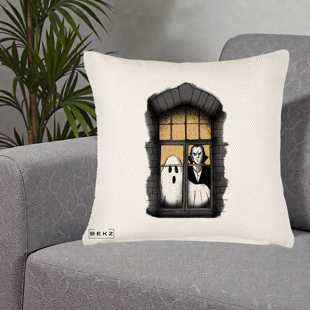 Perna Decorativa Halloween Fantoma si Dracula la Fereastra, 40x40 cm, Crem Reliefat, Husa Detasabila, Perna Inclusa, BEKZ®