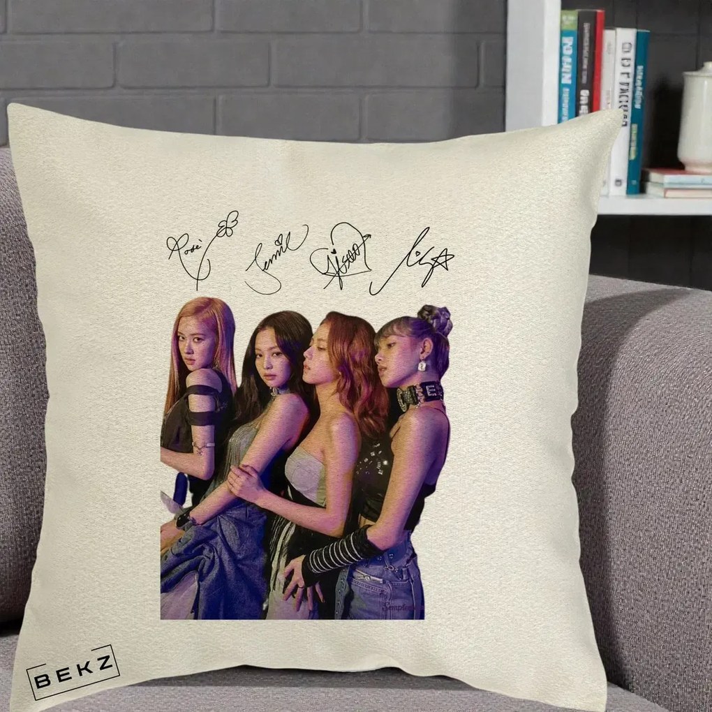 Perna Personalizata K-pop BLACKPINK Fotografie Grup Autografe Deasupra, 40x40 cm, Ecru, Husa Detasabila, Perna Inclusa, BEKZ®