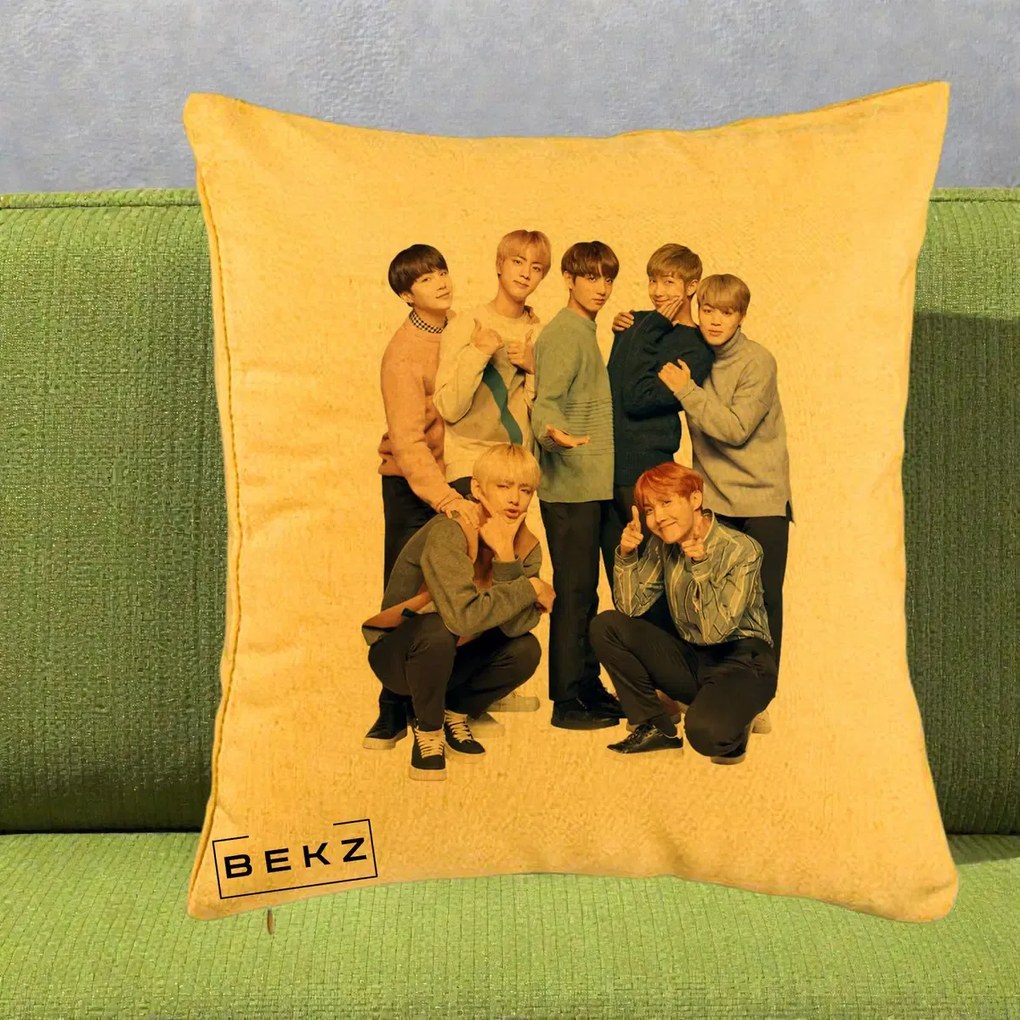 Perna Personalizata K-pop BTS Foto Grup In Picioare Tricoturi, 40x40 cm, Galben, Husa Detasabila, Perna Inclusa, BEKZ®