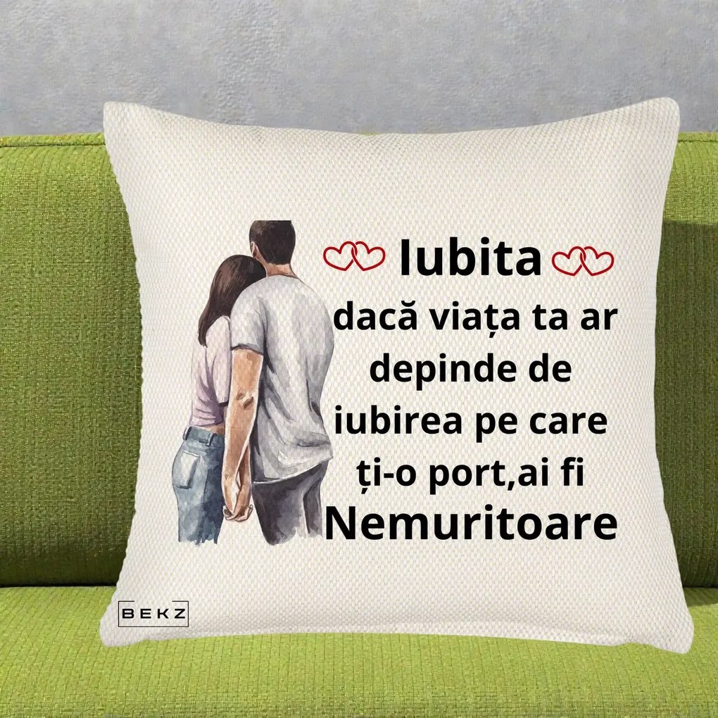 Cadou pentru Iubita - Perna Personalizata Iubita Nemuritoare cu Cuplu Acuarela Roz si Inimi, 40x40 cm, Crem Reliefat, Husa Detasabila, Perna Inclusa, BEKZ®
