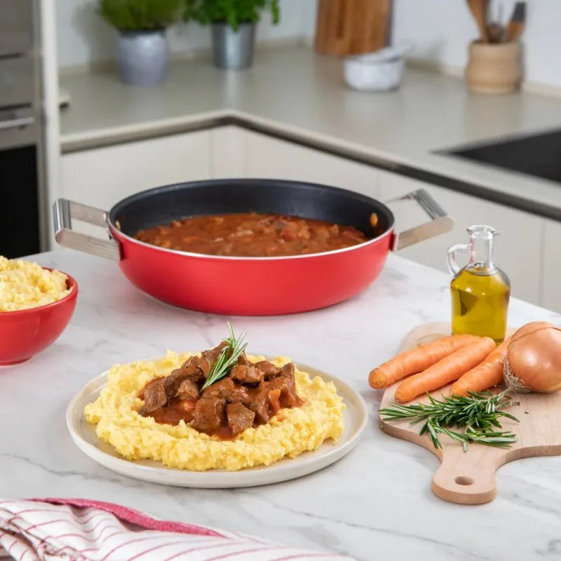 Oală joasă cu capac Smeg CKFD2811RDM, 28 cm, 3,7 l, acoperire antiaderentă cu 3 straturi, rezistentă la cuptor până la 250 °C, fără PFAS, compatibilă cu plitele cu inducție, roșie