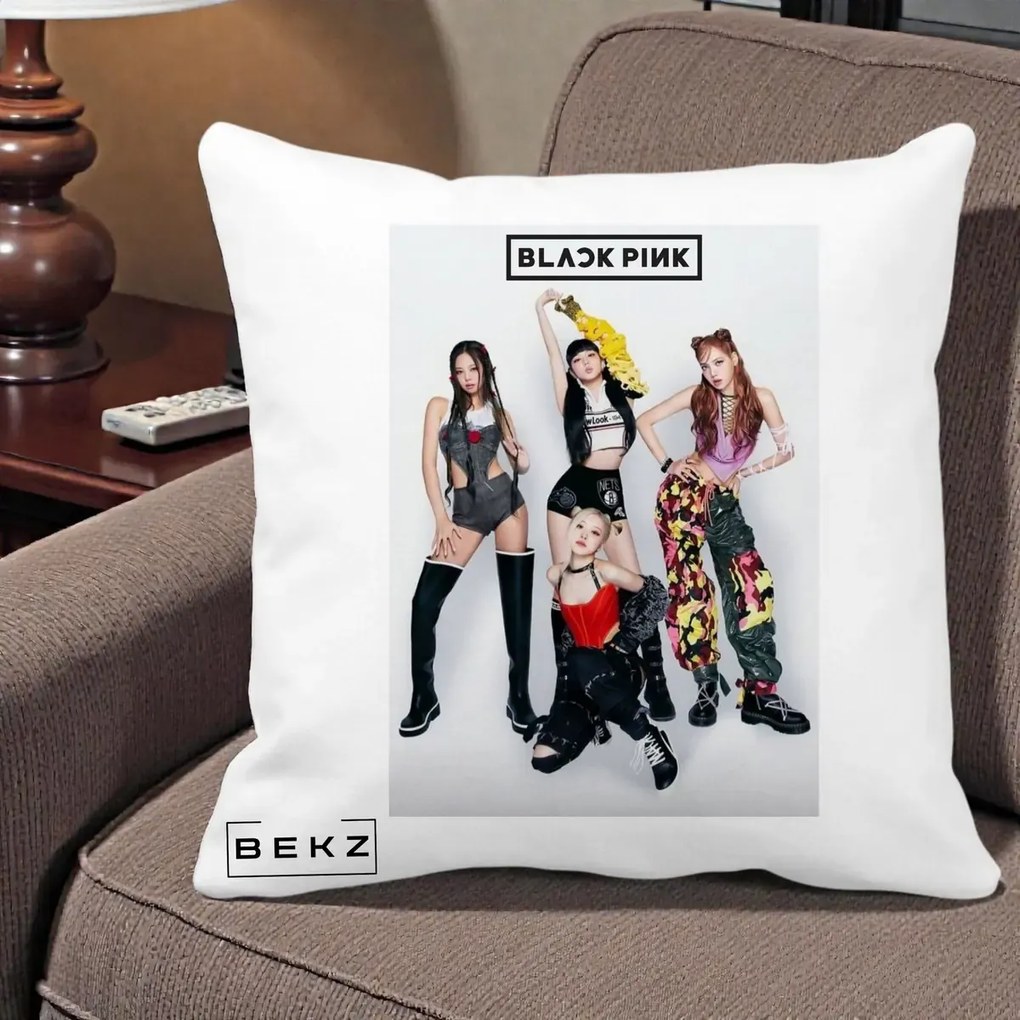 Perna Personalizata K-pop BLACKPINK Fotografie Grup Tinute Edgy, 40x40 cm, Alba Mata, Husa Detasabila, Perna Inclusa, BEKZ®