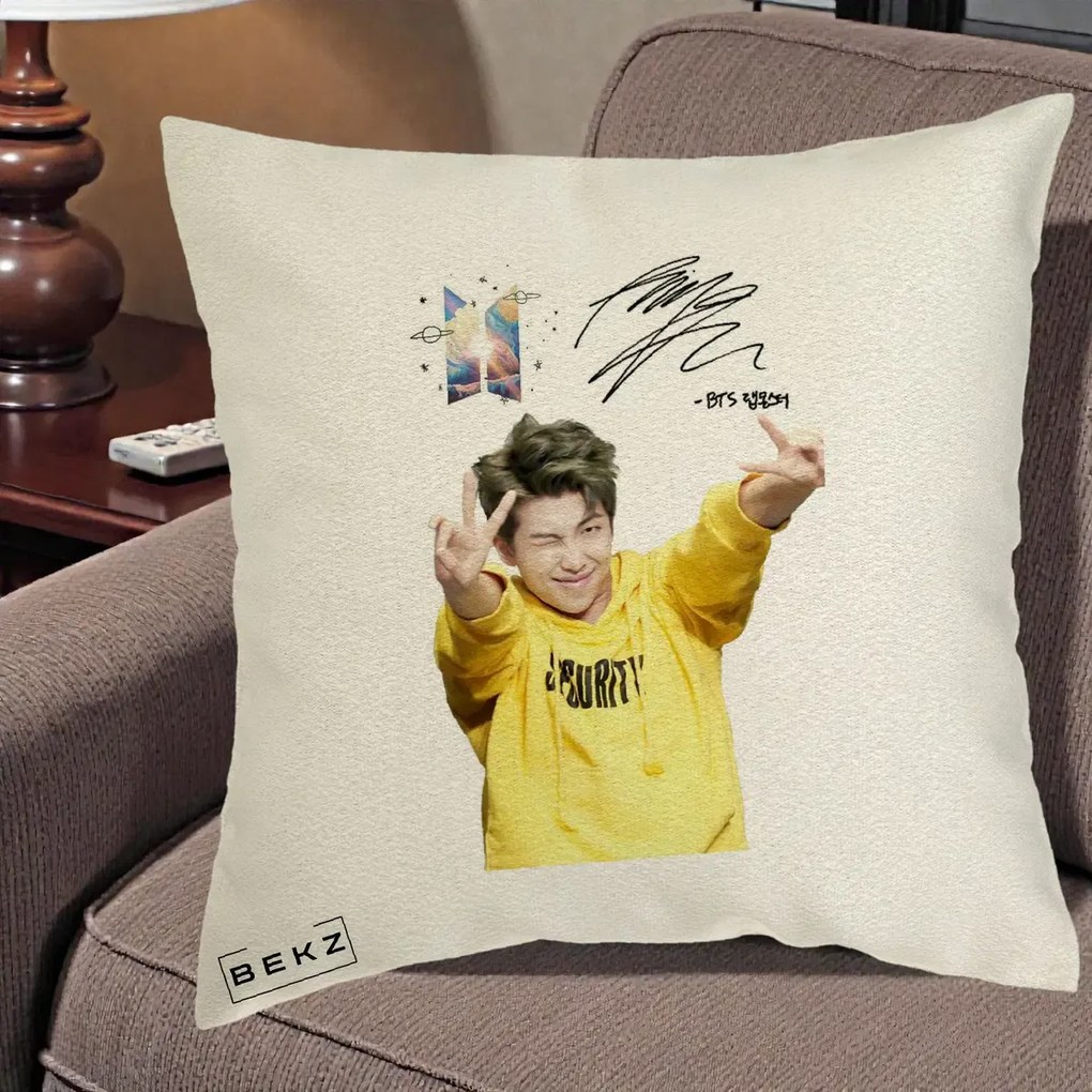 Perna Personalizata K-pop BTS RM Namjoon Hanorac Galben Autograf, 40x40 cm, Ecru, Husa Detasabila, Perna Inclusa, BEKZ®