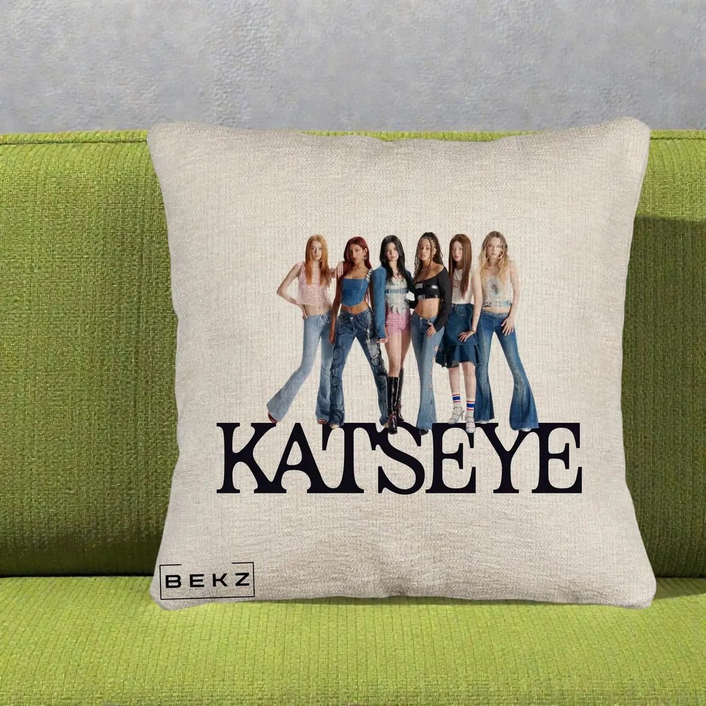 Perna Personalizata K-pop KATSEYE Foto Grup Blugi, 40x40 cm, Bej Canapea, Husa Detasabila, Perna Inclusa, BEKZ®