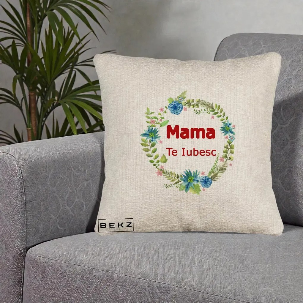 Cadou pentru Mama - Perna Personalizata Mama Te Iubesc Flori Albastre, 40x40 cm, Bej Canapea, Husa Detasabila, Perna Inclusa, BEKZ®
