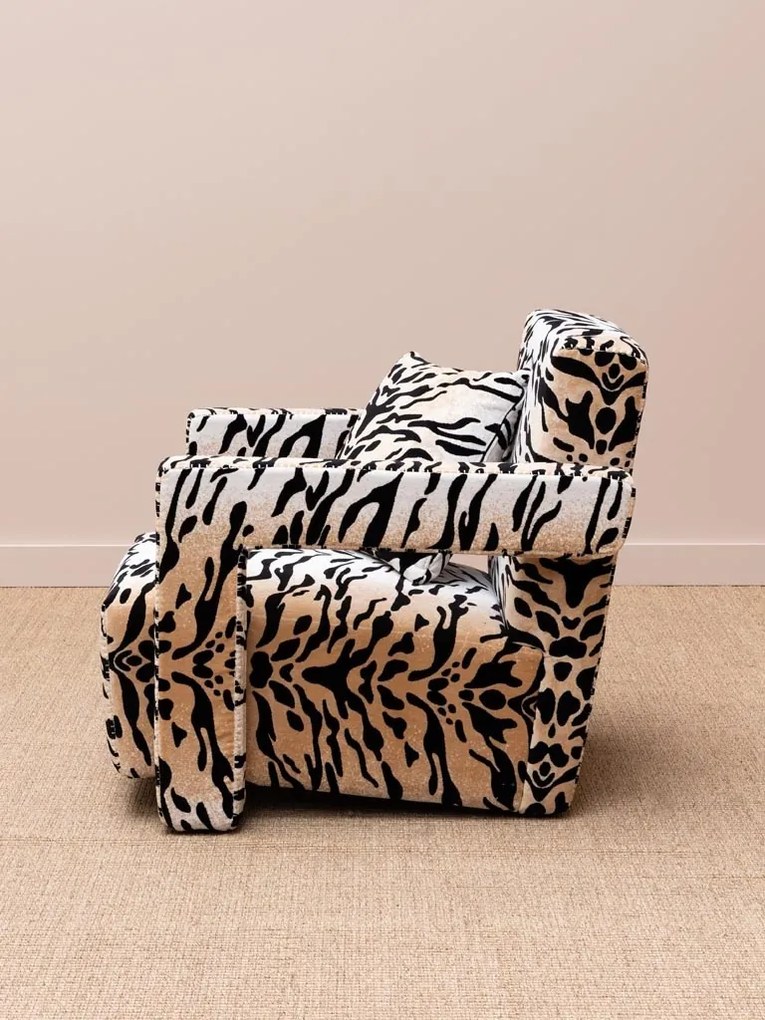 Fotoliu lounge statement din catifea animal print cu structură din lemn de pin, „Wild Touch”