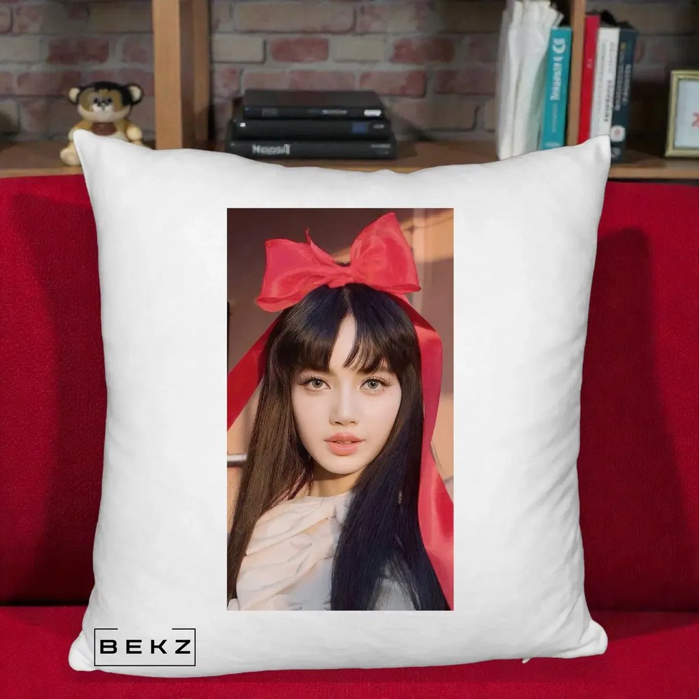 Perna Personalizata K-pop BLACKPINK Rose cu Funda Rosie, 40x40 cm, Alb Pufos, Husa Detasabila, Perna Inclusa, BEKZ®