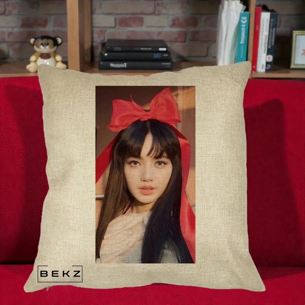 Perna Personalizata K-pop BLACKPINK Rose cu Funda Rosie, 40x40 cm, Crem, Husa Detasabila, Perna Inclusa, BEKZ®