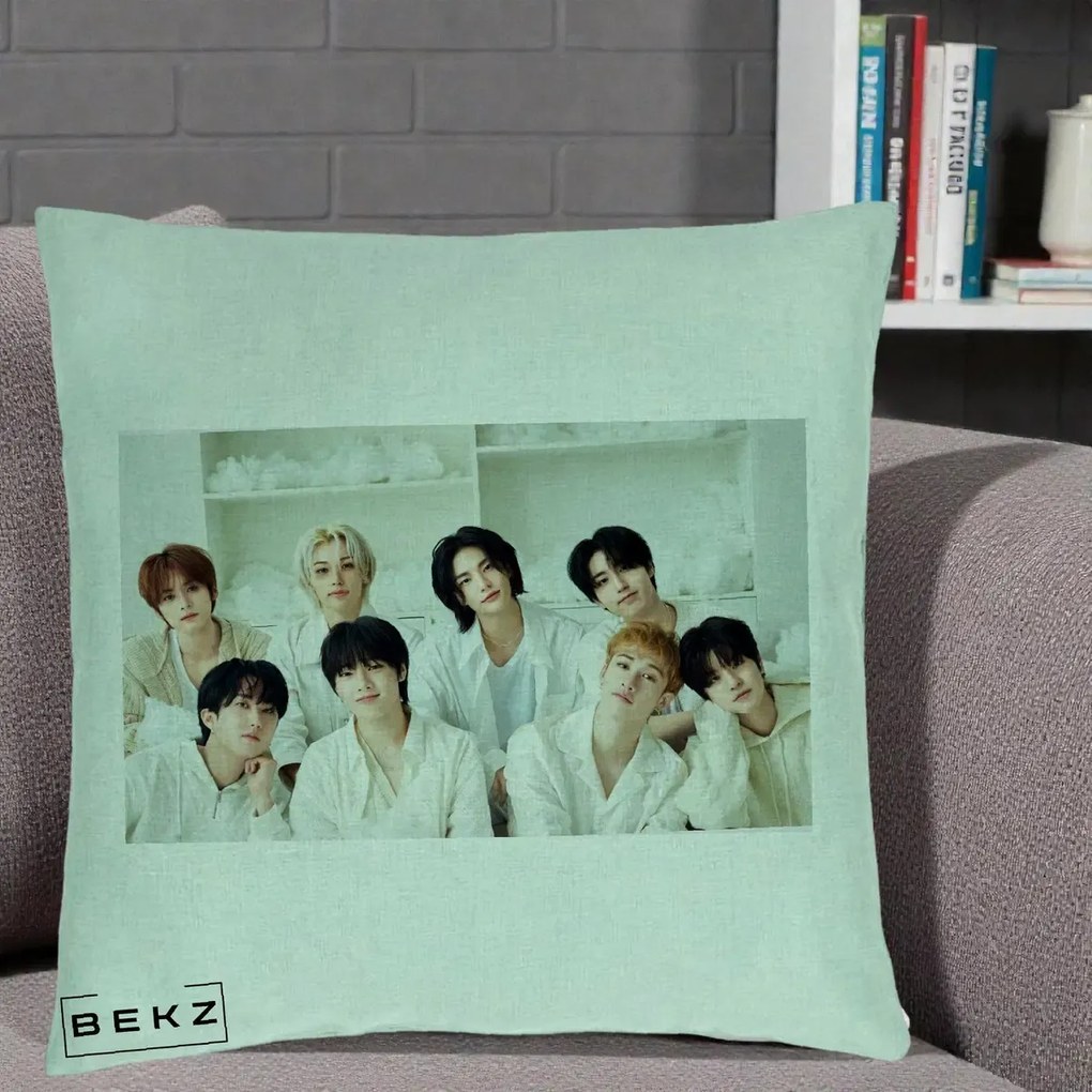Perna Personalizata K-pop Stray Kids Foto Grup All-White Landscape, 40x40 cm, Verde Menta, Husa Detasabila, Perna Inclusa, BEKZ®