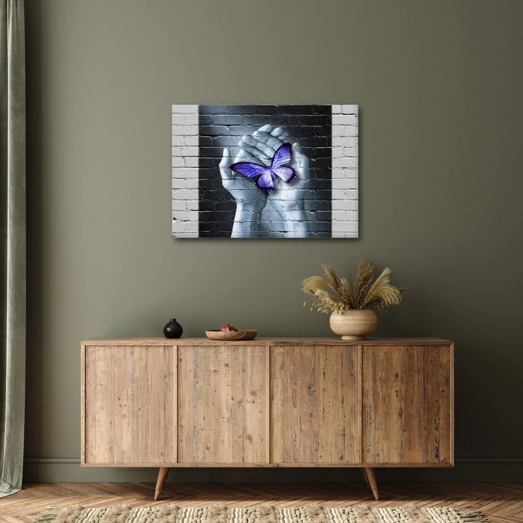 Tablou - Fluture violet pe perete (70x50 cm)