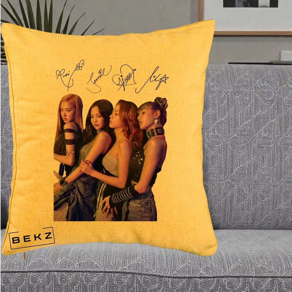 Perna Personalizata K-pop BLACKPINK Fotografie Grup Autografe Deasupra, 40x40 cm, Galben, Husa Detasabila, Perna Inclusa, BEKZ®