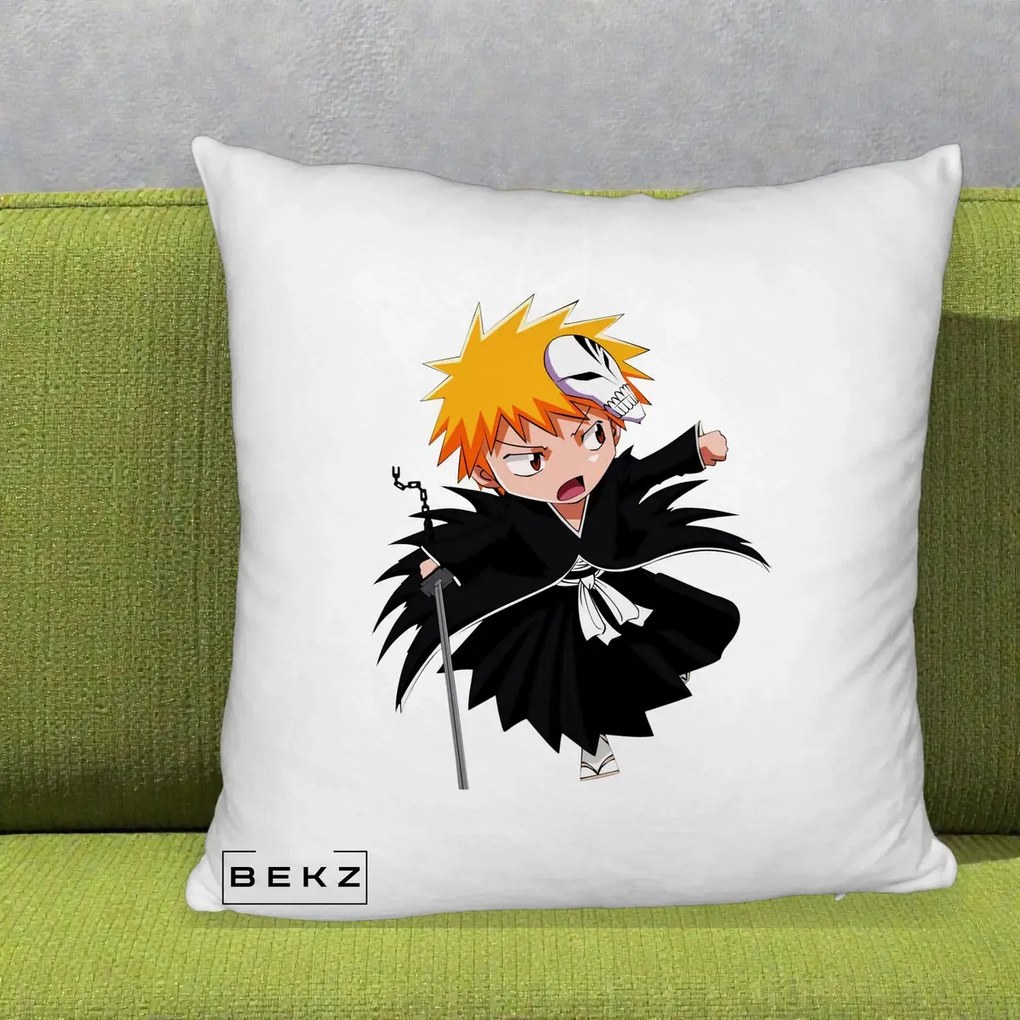 Perna Personalizata Bleach Ichigo Chibi cu Masca, 40x40 cm, Alb Pufos, Husa Detasabila, Perna Inclusa, BEKZ®
