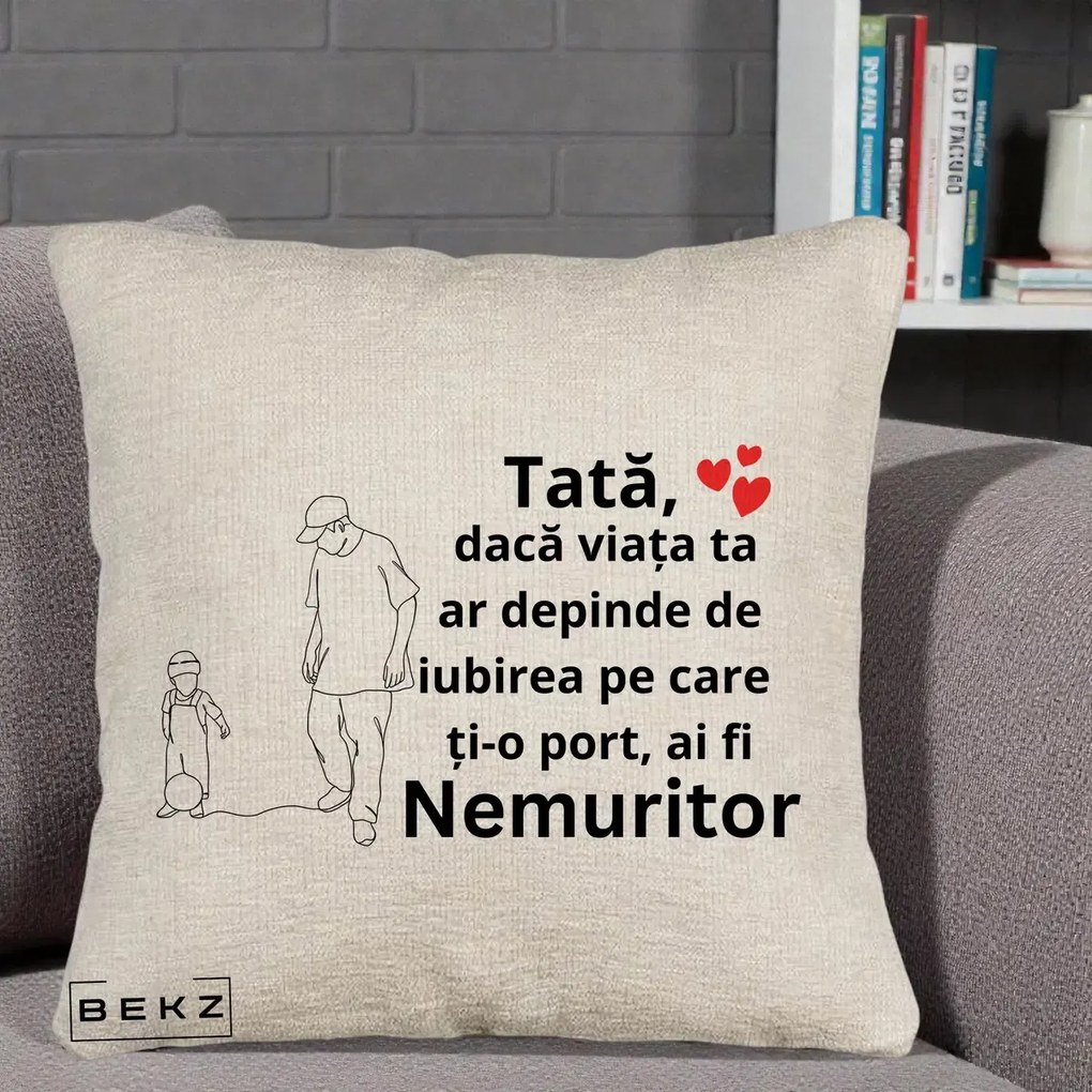 Cadou pentru Tata - Perna Personalizata Tata Nemuritor Joaca cu Mingea, 40x40 cm, Bej Canapea, Husa Detasabila, Perna Inclusa, BEKZ®