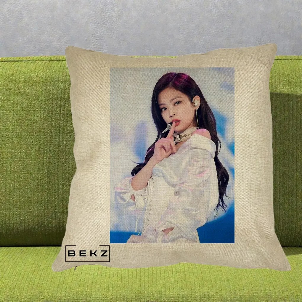 Perna Personalizata K-pop BLACKPINK Jennie Concert Alb cu Microfon, 40x40 cm, Crem, Husa Detasabila, Perna Inclusa, BEKZ®
