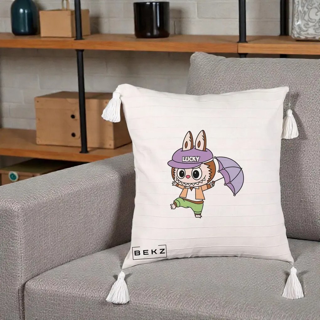 Perna Personalizata Labubu Lucky cu Umbrela, 40x40 cm, Bej cu Franjuri, Husa Detasabila, Perna Inclusa, BEKZ®