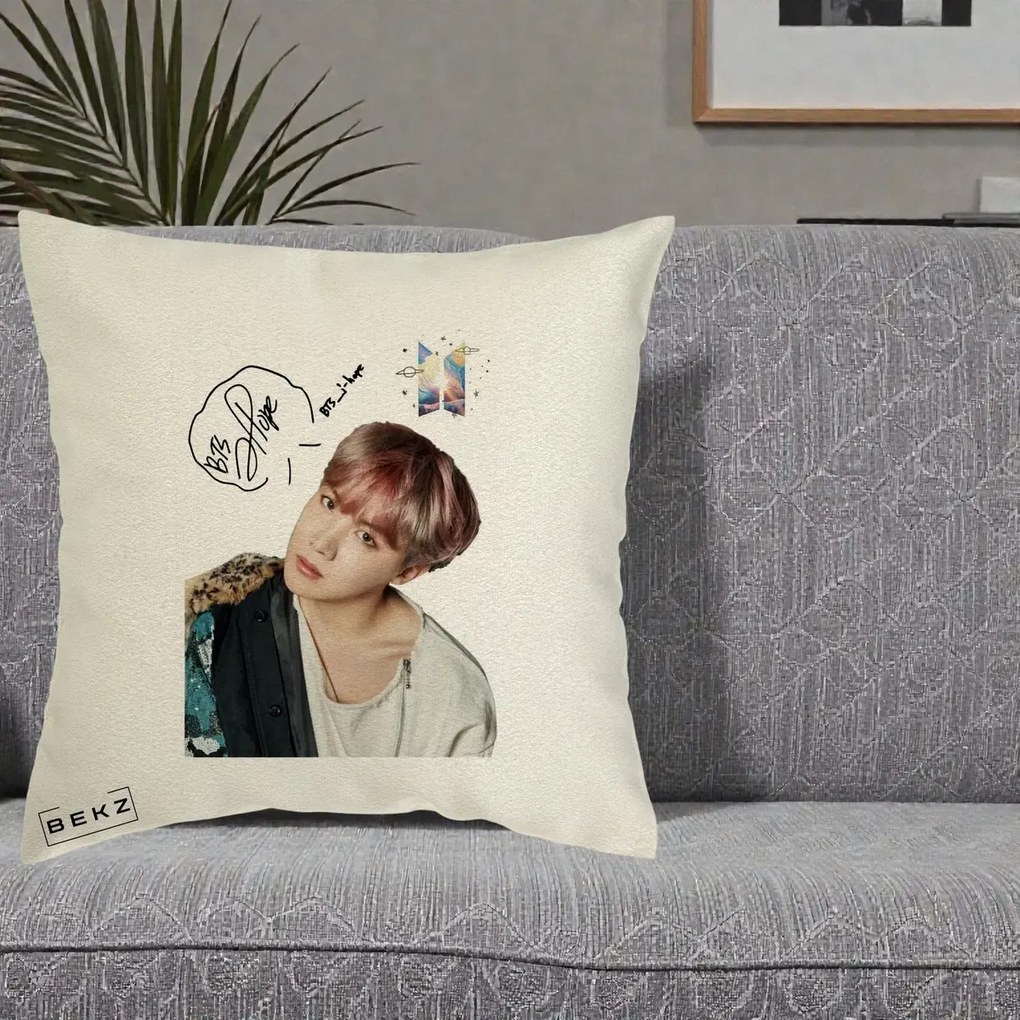 Perna Personalizata K-pop BTS J-Hope Par Roz Autograf, 40x40 cm, Ecru, Husa Detasabila, Perna Inclusa, BEKZ®