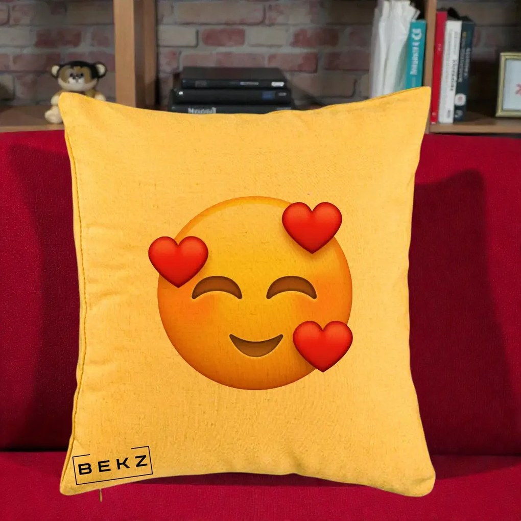Perna Decorativa Emoji cu 3 Inimi, 40x40 cm, Galben, Husa Detasabila, Perna Inclusa, BEKZ®
