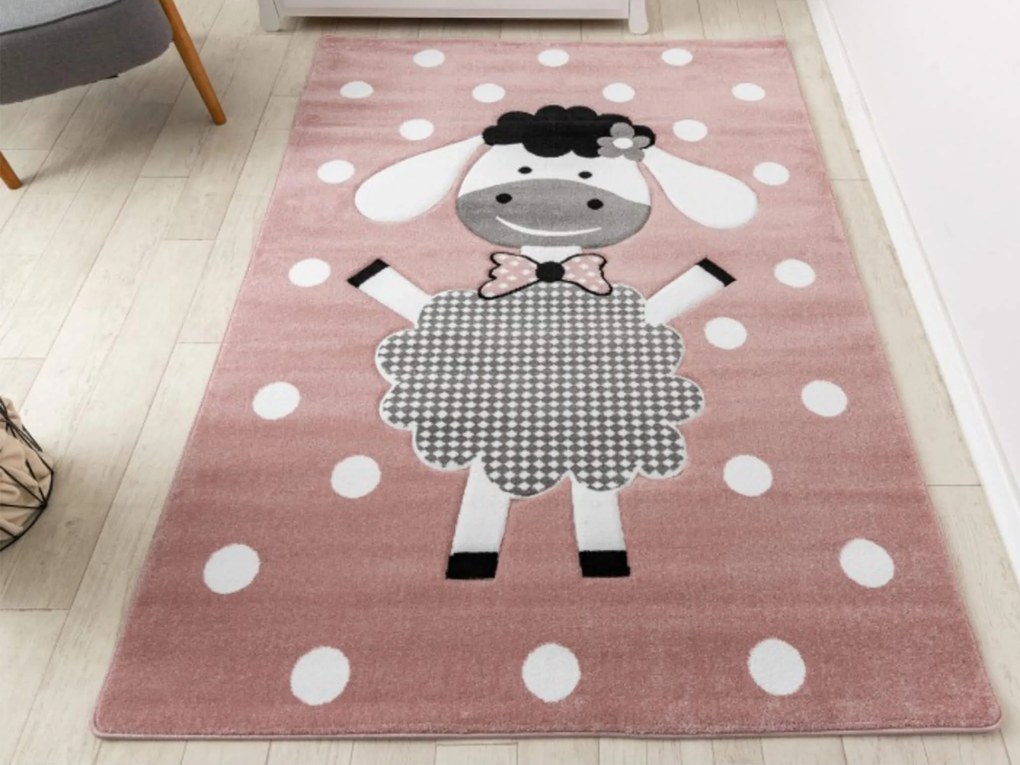 Covor roz cu buline Oaia veselă Dimensiuni: 160x220 cm