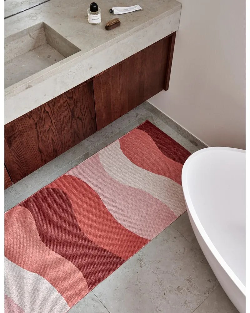 Covor tip traversă pentru interior și exterior roșu 70x300 cm Urvi Fire – Pappelina