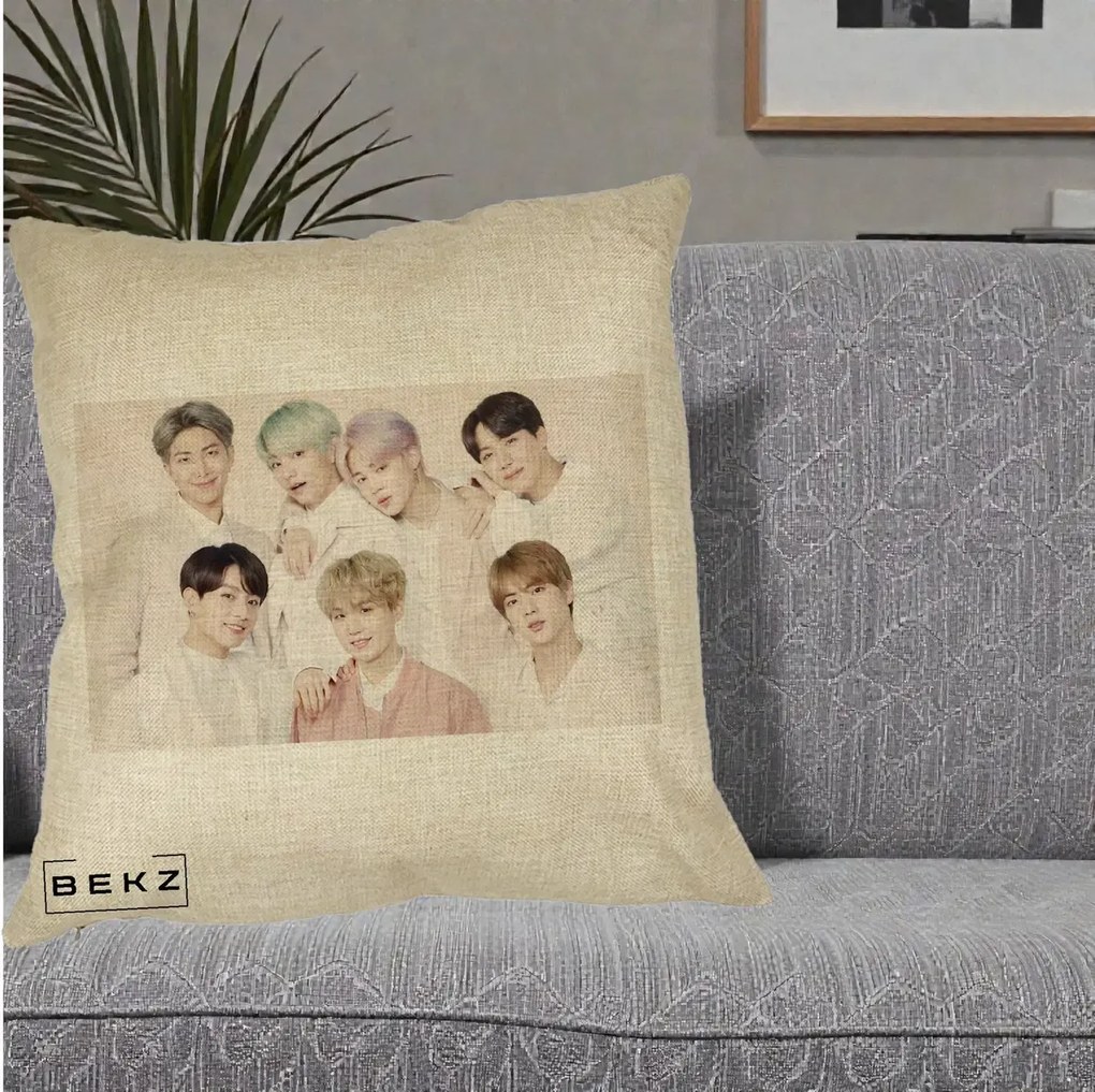Perna Personalizata K-pop BTS Foto Grup Landscape Pastel, 40x40 cm, Crem, Husa Detasabila, Perna Inclusa, BEKZ®