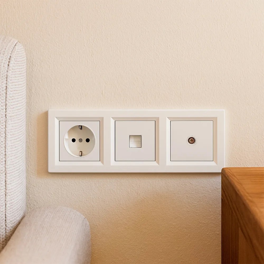 Mufa de priză cu împământare Nova, UTP, cu conector TV cadru alb