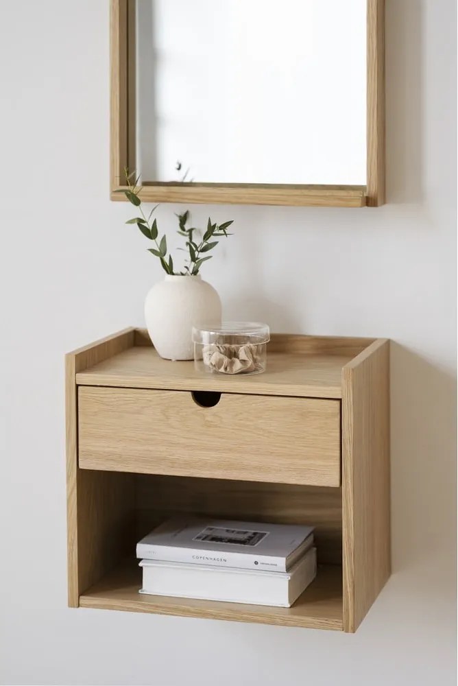 Noptieră în culoare naturală suspendată/cu rafturi din lemn masiv de stejar Hillmond – Rowico