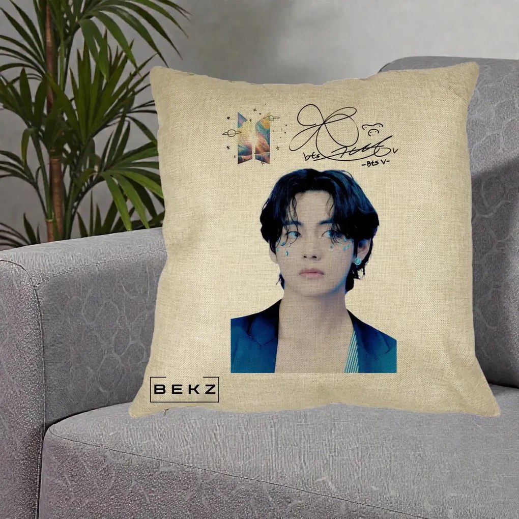 Perna Personalizata K-pop BTS V Taehyung Portret cu Autograf, 40x40 cm, Crem, Husa Detasabila, Perna Inclusa, BEKZ®
