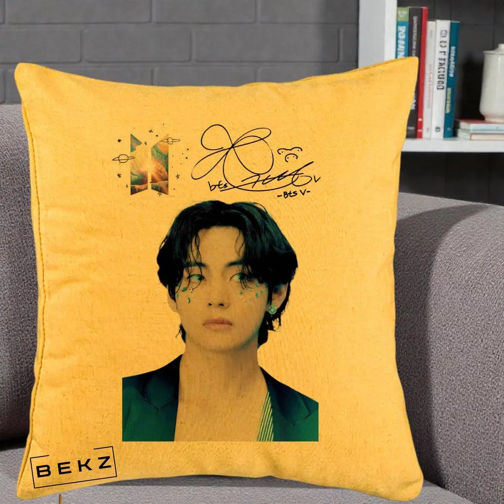 Perna Personalizata K-pop BTS V Taehyung Portret cu Autograf, 40x40 cm, Galben, Husa Detasabila, Perna Inclusa, BEKZ®