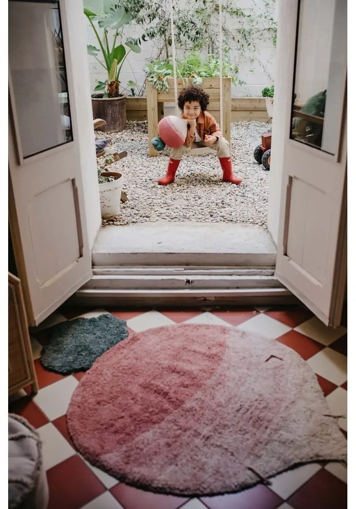 Covor pentru copii roz lavabil/țesut manual din bumbac 100x150 cm Ramona the Radish – Lorena Canals