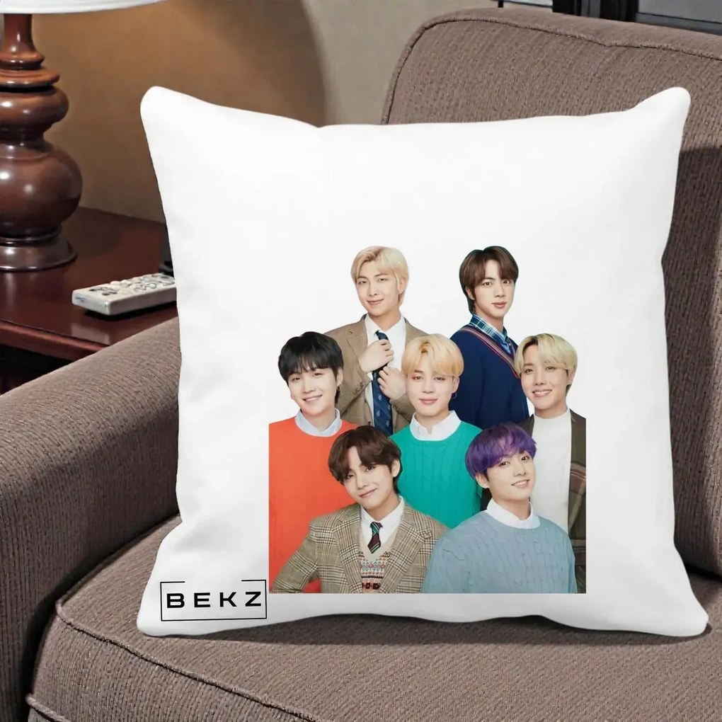 Perna Personalizata K-pop BTS Fotografie Grup Tinute Elegante, 40x40 cm, Alba Mata, Husa Detasabila, Perna Inclusa, BEKZ®
