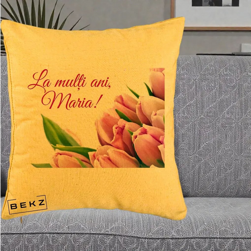 Cadou de Onomastica - Perna Personalizata La Multi Ani Maria Lalele, 40x40 cm, Galben, Husa Detasabila, Perna Inclusa, BEKZ®