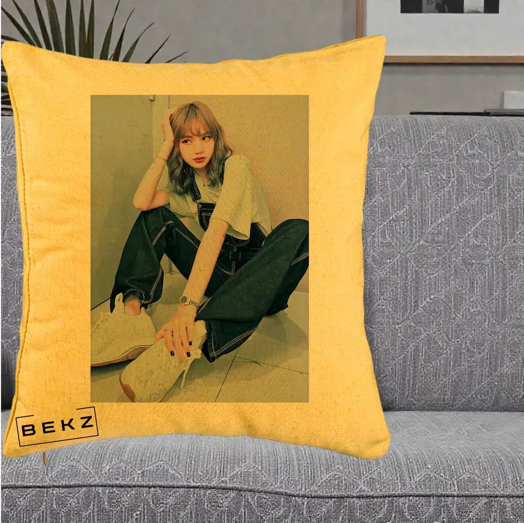 Perna Personalizata K-pop BLACKPINK Lisa, 40x40 cm, Galben, Husa Detasabila, Perna Inclusa, BEKZ®