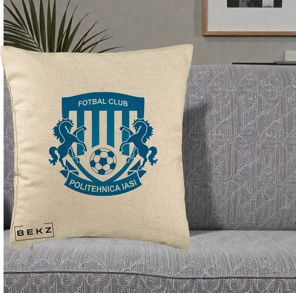 Perna Personalizata FC Politehnica Iasi Fotbal, 40x40 cm, Bej, Husa Detasabila, Perna Inclusa, BEKZ®