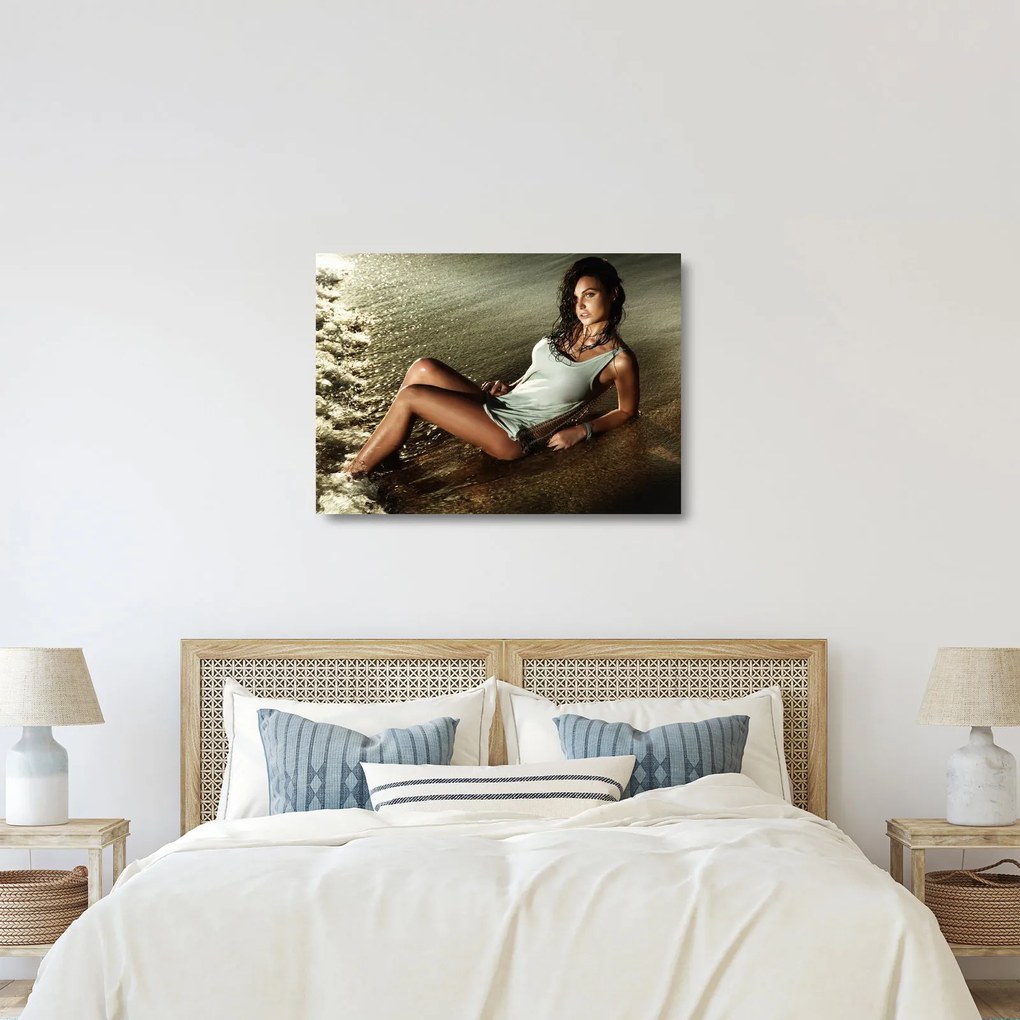 Tablou pe sticlă cu femeie pe plajă (70x50 cm)