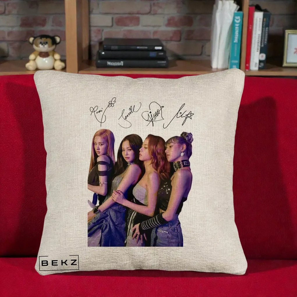 Perna Personalizata K-pop BLACKPINK Fotografie Grup Autografe Deasupra, 40x40 cm, Bej Canapea, Husa Detasabila, Perna Inclusa, BEKZ®