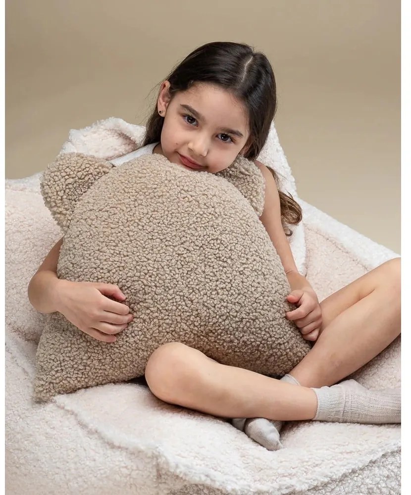 Pernă decorativă pentru copii maro deschis cu tapițerie din țesătură bouclé Bear – Wigiwama