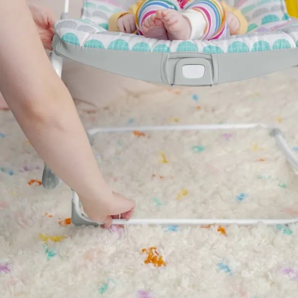 Leagăn cu vibrații pentru bebeluși ROSY RAINBOW Bright Starts