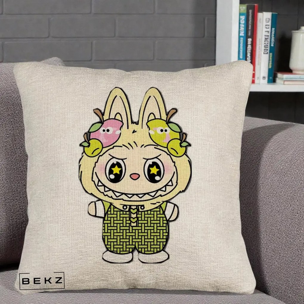 Perna Personalizata Labubu Galben cu Mere si Salopeta, 40x40 cm, Bej Canapea, Husa Detasabila, Perna Inclusa, BEKZ®