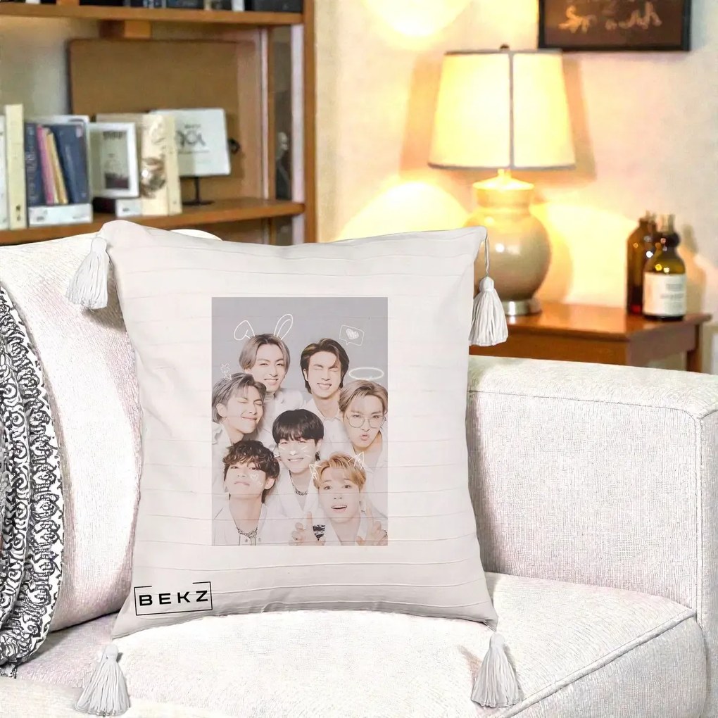 Perna Personalizata K-pop BTS Foto Grup Cute cu Animatii si 7 Membrii, 40x40 cm, Bej cu Franjuri, Husa Detasabila, Perna Inclusa, BEKZ®