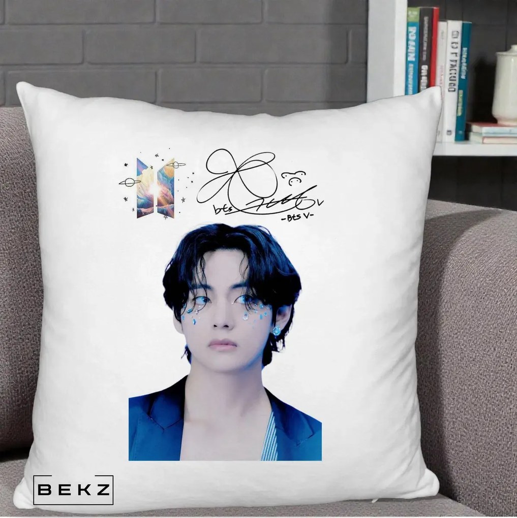 Perna Personalizata K-pop BTS V Taehyung Portret cu Autograf, 40x40 cm, Alb Pufos, Husa Detasabila, Perna Inclusa, BEKZ®