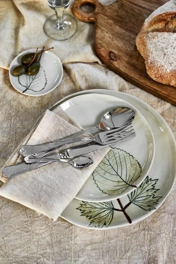 Set 2 farfurii din ceramică artizanală natur cu finisaj antichizat și motive botanice cu frunze, 21×1,5 cm, "Aubrin"