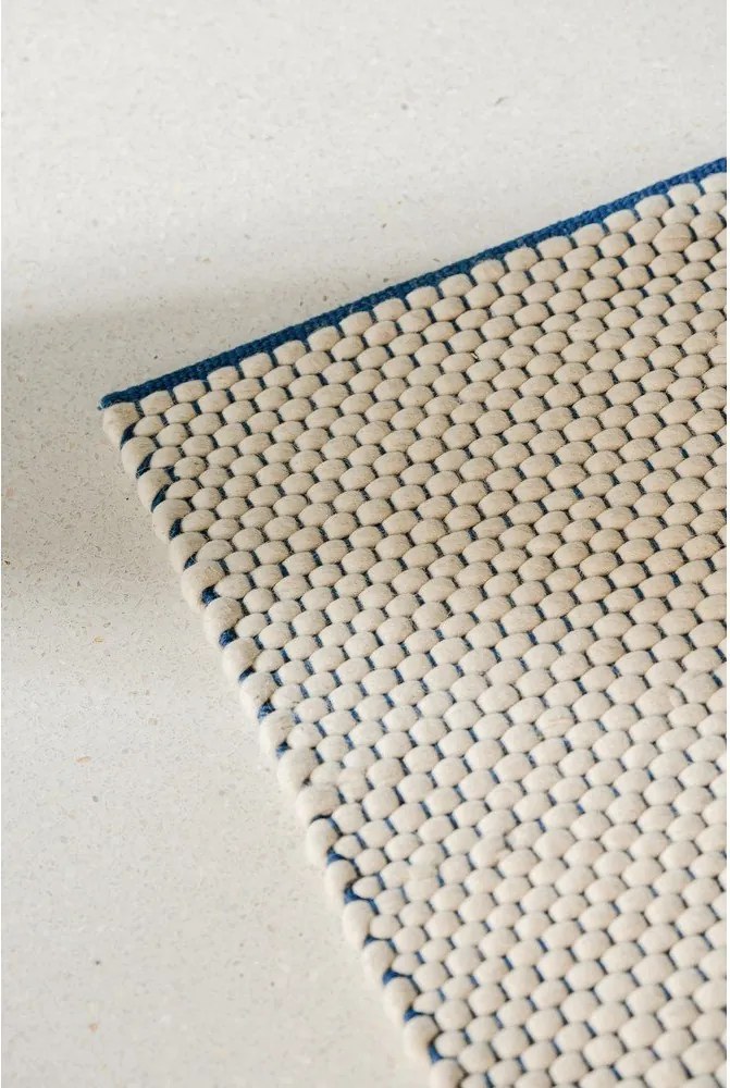 Covor albastru/bej țesut manual din lână 140x200 cm Lenu – noo.ma