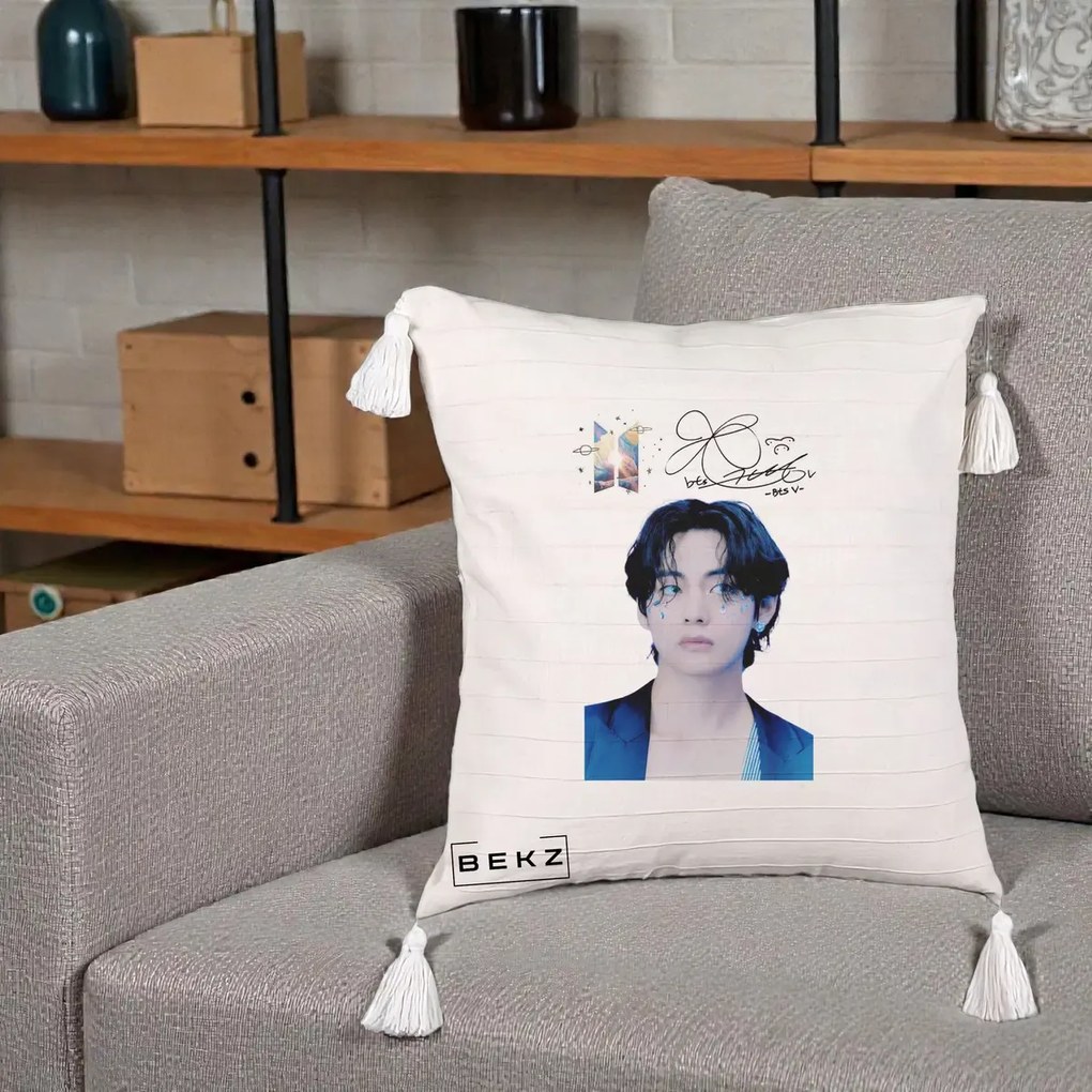Perna Personalizata K-pop BTS V Taehyung Portret cu Autograf, 40x40 cm, Bej cu Franjuri, Husa Detasabila, Perna Inclusa, BEKZ®