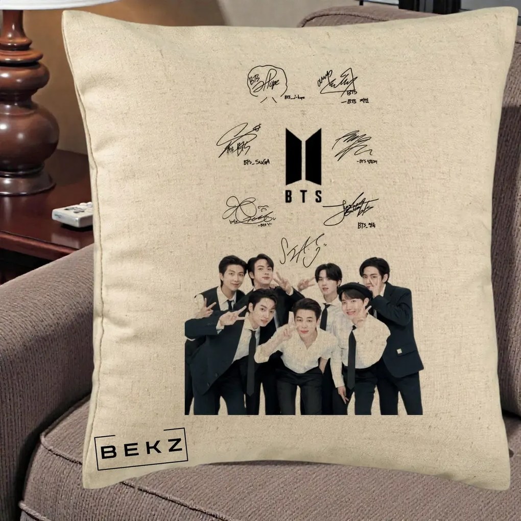 Perna Personalizata K-pop BTS Autografe Toti Membrii cu Fotografie, 40x40 cm, Bej, Husa Detasabila, Perna Inclusa, BEKZ®