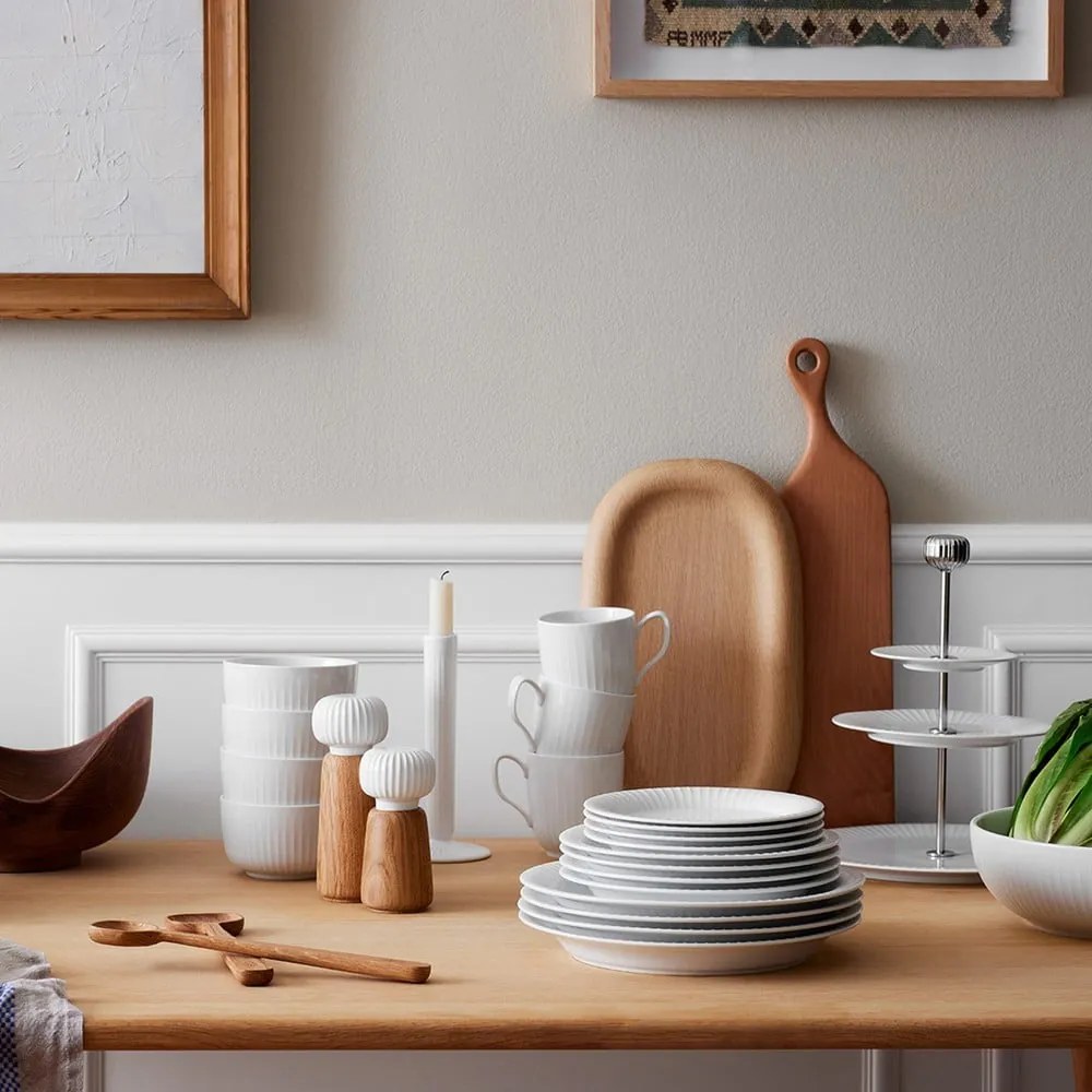 Râșniță pentru condimente din lemn de stejar cu detalii din porțelan alb Kähler Design Hammershoi, înălțime 17,5 cm