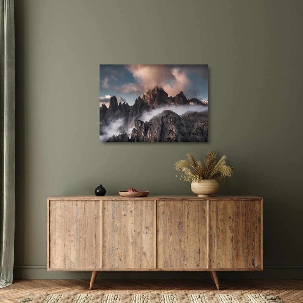 Tablou pe sticlă - Dolomiți Italieni ascunși în ceață (70x50 cm)