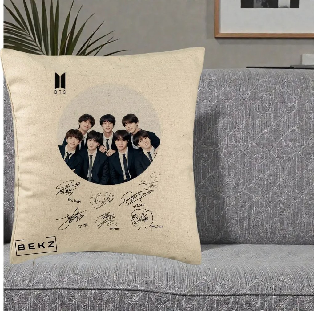 Perna Personalizata K-pop BTS Fotografie Grup Costum Negru si Autografe Cerc, 40x40 cm, Bej, Husa Detasabila, Perna Inclusa, BEKZ®