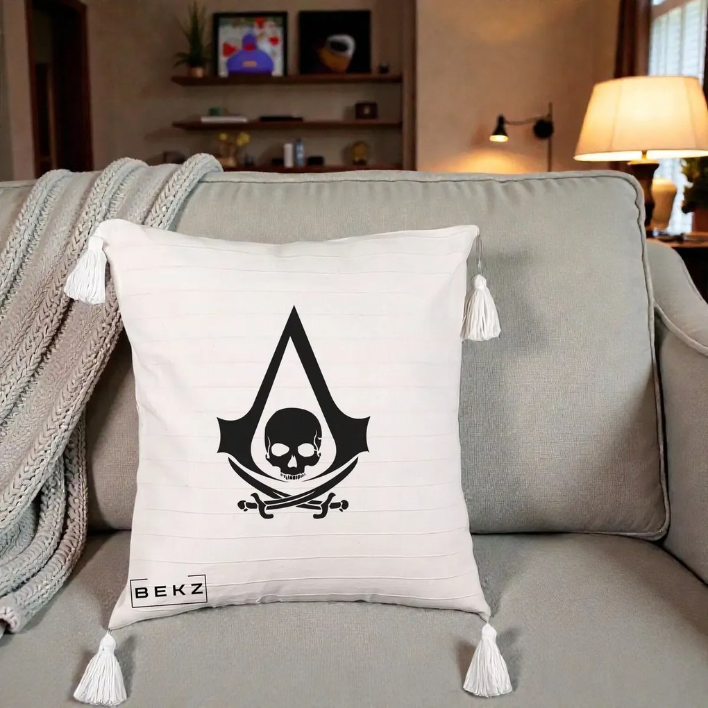 Perna Personalizata Assassin's Creed Black Flag Skull, 40x40 cm, Bej cu Franjuri, Husa Detasabila, Perna Inclusa, BEKZ®