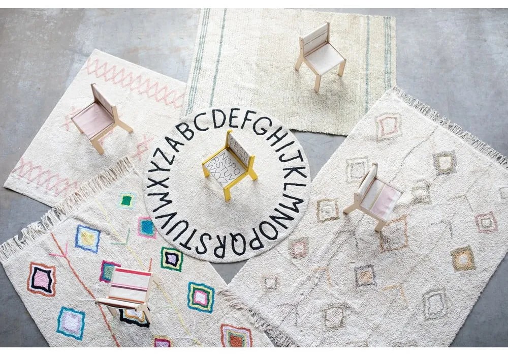 Scaun de copii în culoare naturală Kaarol Earth – Lorena Canals