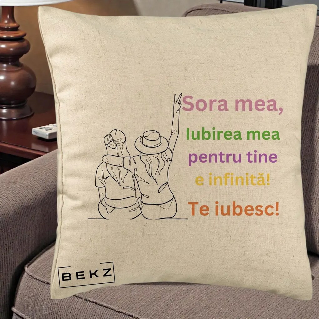 Cadou pentru Sora - Perna Personalizata Sora Mea Te Iubesc Doua Fete cu Palarie si Umbrela, 40x40 cm, Bej, Husa Detasabila, Perna Inclusa, BEKZ®
